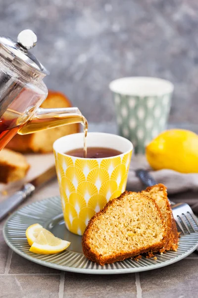 Zitronenkuchenscheiben Und Tasse Heißen Schwarzen Tee — Stockfoto