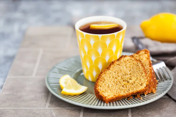 Limonlu Kek Dilimleri Bir Fincan Sıcak Siyah Çay — Stok fotoğraf
