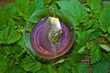 Isırgan otu çayı ve ısırgan otu sokması