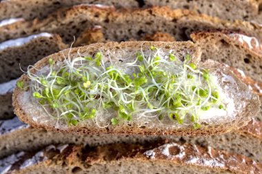 Tereyağlı ve lahanalı bir ekmek dilimi