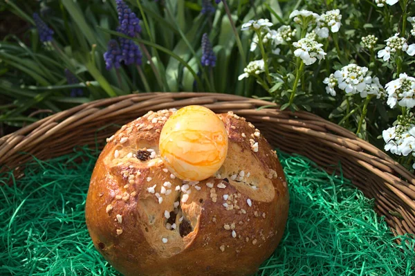Wielkanoc Chleb Przed Pięknymi Wiosennymi Kwiatami — Zdjęcie stockowe