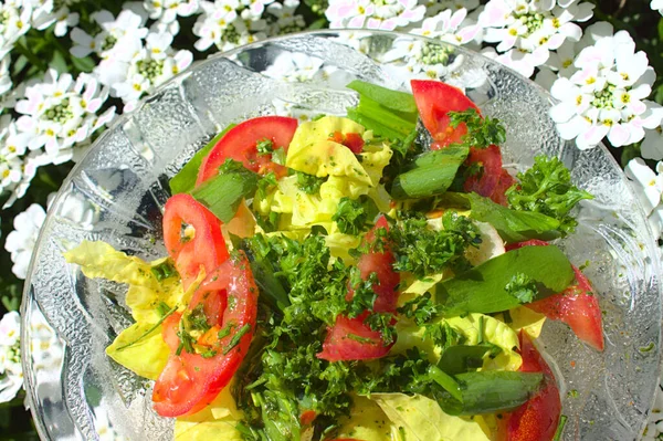 Mistura Salada Com Alho Selvagem Frente Alyssum Florescente — Fotografia de Stock