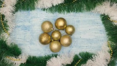 Mavi arka planda altın toplar ve çelenkler Noel süslemesi 