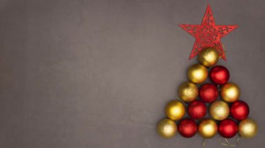 Hediyelerle ve yanıp sönen ışıklarla Noel altını ve kırmızı süsleme. 