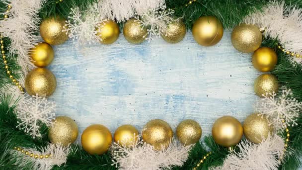 圣诞装饰与花环和金球消失在停止动作动画中 — 图库视频影像