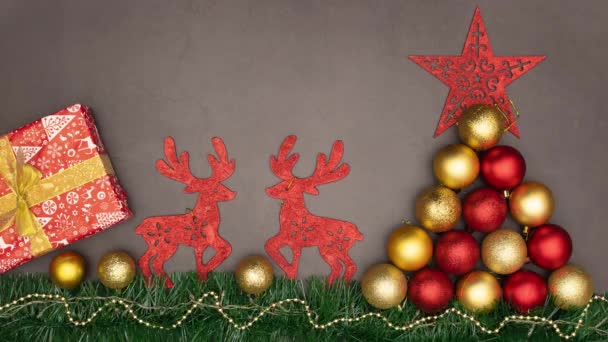 Rode Kerstversiering Grijze Achtergrond Kerstverlichting Knipperen Stop Motion Animatie — Stockvideo