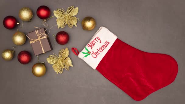 圣诞装饰品以灰色背景进入圣诞袜子 停止运动 — 图库视频影像