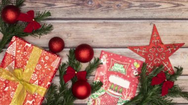 Güzel kırmızı Noel süslemesi masadan kayboluyor. 