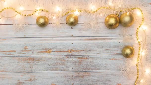 Mooie Gouden Witte Kerstversiering Verplaatsen Houten Tafel Stop Beweging — Stockvideo