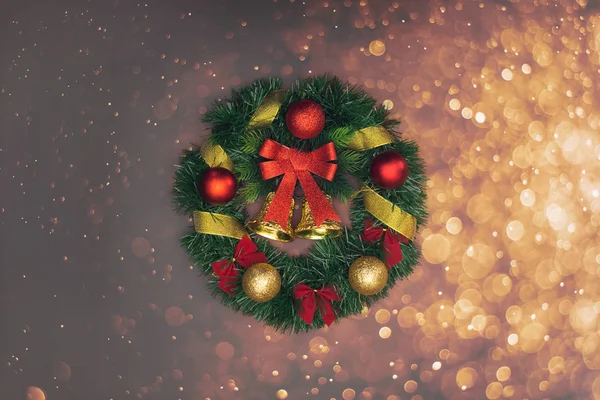 Schöner Weihnachtskranz Auf Glitzerndem Hintergrund — Stockfoto