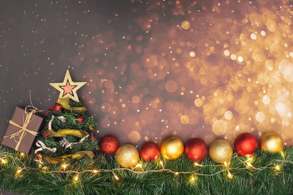 キラキラした背景に小さなクリスマスツリーとクリスマスの装飾 — ストック写真