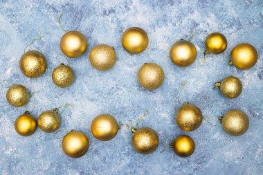 Mavi arkaplanda altın Noel süsleri 