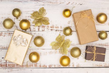 Tahta masadaki güzel altın Noel süsü. 