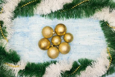 Altın süslemeli güzel bir Noel süsü.