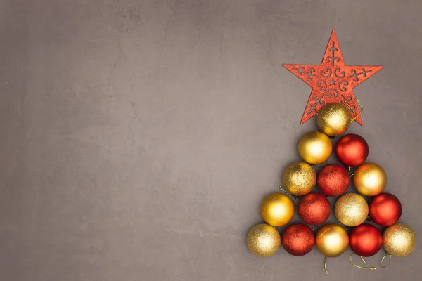Kerstversiering Met Kerstboom Gemaakt Van Rode Gouden Ballen Ster Top — Stockfoto
