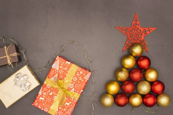 Weihnachtsdekoration Mit Weihnachtsbaum Aus Rot Goldenen Kugeln Und Stern Oben — Stockfoto
