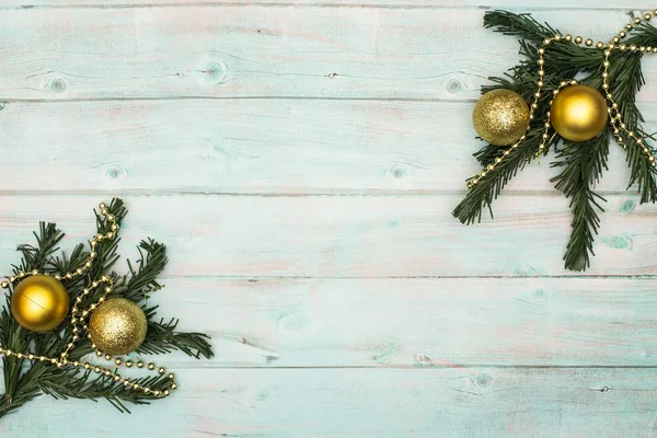 Altın süslemeli güzel bir Noel süsü.