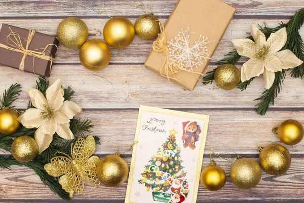 Krásná Zlatá Vánoční Ozdoba Dřevěném Stole — Stock fotografie