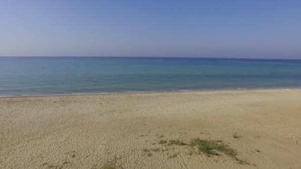 Güzel Açık Turkuaz Deniz Beyaz Kumlu Boş Kumsal Için Hava — Stok video