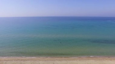 Güzel, açık turkuaz deniz ve beyaz kumlu boş kumsal için hava aracı görüntüleri. 