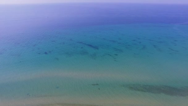 Luftaufnahme Des Schönen Türkisfarbenen Und Blauen Meeres Drohnenaufnahmen Von Blauem — Stockvideo