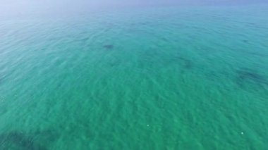 Güzel turkuaz ve mavi denizin havadan görünüşü. Mavi ve berrak denizin insansız hava aracı görüntüleri.