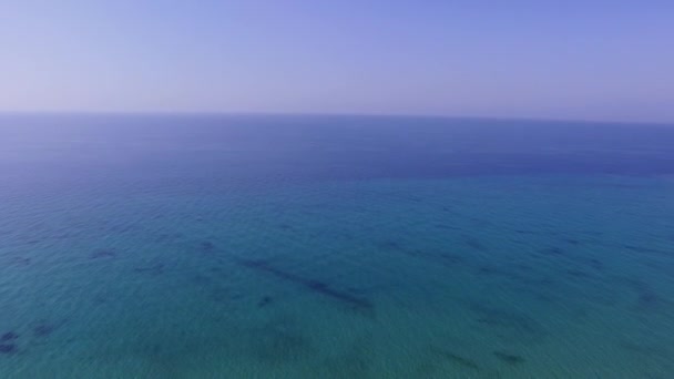 鸟瞰美丽的蓝绿色和蓝色的大海 蓝色和清澈的大海的无人机镜头 — 图库视频影像