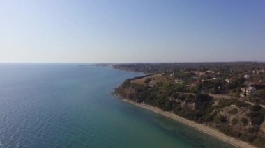 Turkuaz ve mavi deniz kıyısının güzel doğalı havadan görünüşü 