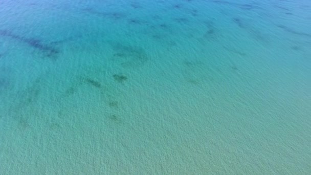美丽的蓝色和绿松石的空中无人机镜头打开了大海 — 图库视频影像