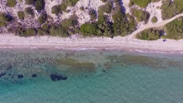 Vogelperspektive Auf Die Wunderschöne Küste Türkisblaues Meer Mit Kleinen Wellen — Stockvideo