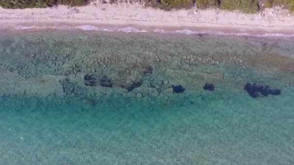 Vogelperspektive Auf Die Wunderschöne Küste Türkisblaues Meer Mit Kleinen Wellen — Stockvideo