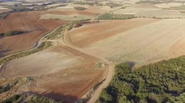 Uzakta tarlaları ve tepeleri olan güzel manzaranın hava aracı görüntüleri. 