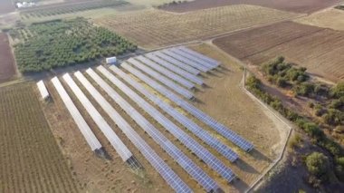Güneş panelleri olan bir güç istasyonunun hava aracı görüntüsü. Alternatif enerji kavramı ve enerji tasarrufu hakkında hava görüşü. 