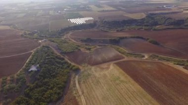 Havadan çekilen, ekilecek tarlaları olan güzel bir arazi görüntüsü. Kırsal ve doğa kuş bakışı