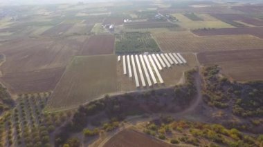Güneş panelleri olan bir güç istasyonunun hava aracı görüntüsü. Alternatif enerji kavramı ve enerji tasarrufu hakkında hava görüşü.
