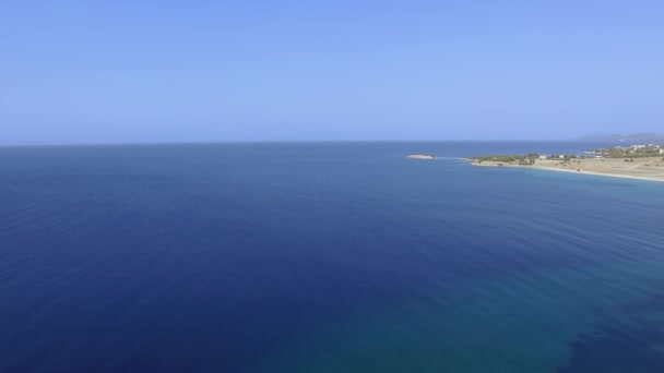 Imágenes Aéreas Drones Costa Con Hermosa Naturaleza Junto Mar Azul — Vídeo de stock