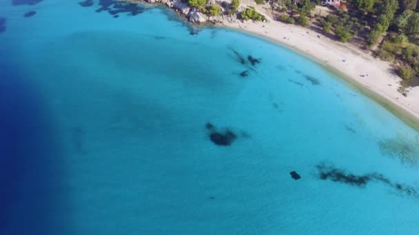 Légi Felvétel Gyönyörű Strand Fehér Homokkal Nyugágyak Türkiz Kristálytiszta Tenger — Stock videók