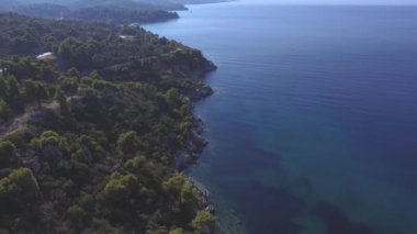 Mavi ve turkuaz kristal berrak deniz kıyısında güzel bir sahilin insansız hava aracı görüntüleri.