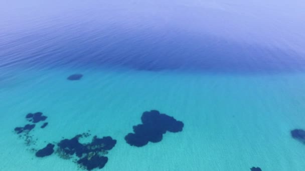 空中拍摄的美丽的蓝绿色清澈的大海 鸟瞰蓝色水晶清澈的大海 — 图库视频影像
