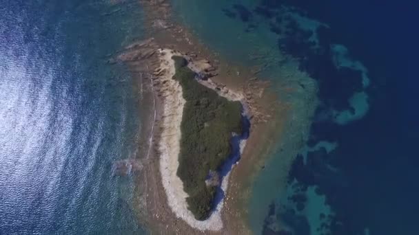 青とターコイズブルーの海に浮かぶ小さな島の空中ドローン映像 美しい小さな島の鳥の景色 — ストック動画