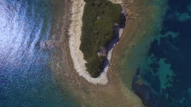 青とターコイズブルーの海に浮かぶ小さな島の空中ドローン映像 美しい小さな島の鳥の景色 — ストック動画