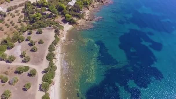 Mavi Turkuaz Kristal Berrak Deniz Kıyısında Güzel Bir Sahilin Insansız — Stok video