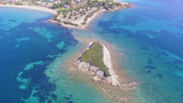 青とターコイズブルーの海に浮かぶ小さな島の空中ドローン映像 美しい小さな島の鳥の景色 — ストック動画