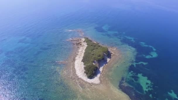 青とターコイズブルーの海に浮かぶ小さな島の空中ドローン映像 美しい小さな島の鳥の景色 — ストック動画