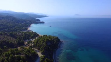 Mavi ve turkuaz kristal berrak deniz kıyısında güzel bir sahilin insansız hava aracı görüntüleri.