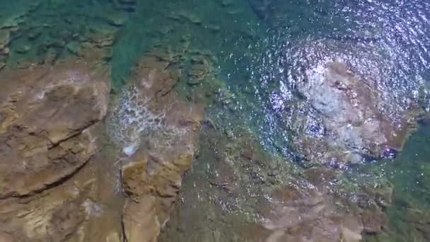 Vue aérienne d'oiseaux de belle côte avec des rochers dans la mer cristalline bleue et turquoise 