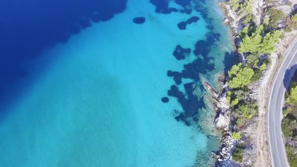 Luftaufnahmen Der Straße Blauen Und Türkisfarbenen Kristallklaren Meer — Stockvideo