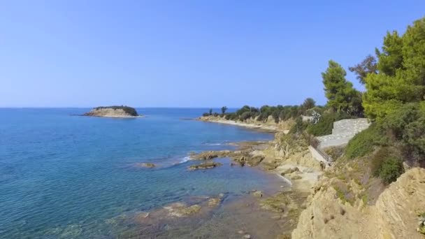 Drohnenaufnahmen Von Einer Kleinen Insel Blauem Und Türkisfarbenem Meer Vogelperspektive — Stockvideo