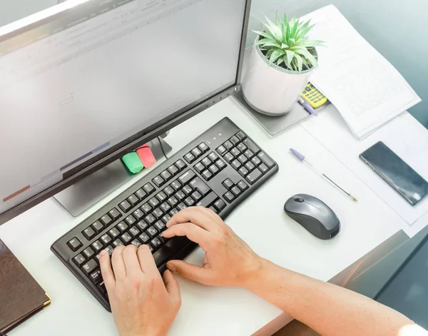 Man Handen Typen Computer Toetsenbord Zitten Aan Een Wit Bureau — Stockfoto