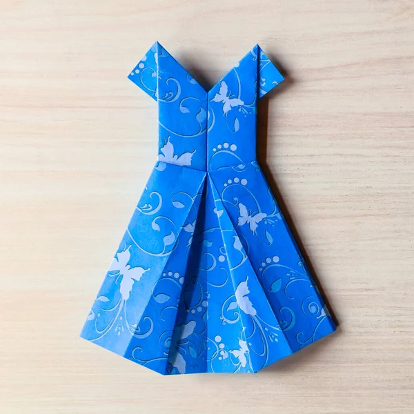 Origami kelebek baskılı kağıttan mavi elbise yaptı. Anneler günü, doğum günü, yaz hediyesi, moda kartı. Aile eğlencesi konsepti ve oyunu. Adım adım talimat. DIY öğretici, düz konum, üst görünüm.